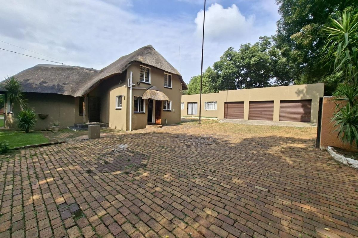 Spacious Thatched Home 5 Bedroom,3.5 Bathroom with cottage - Photo 2