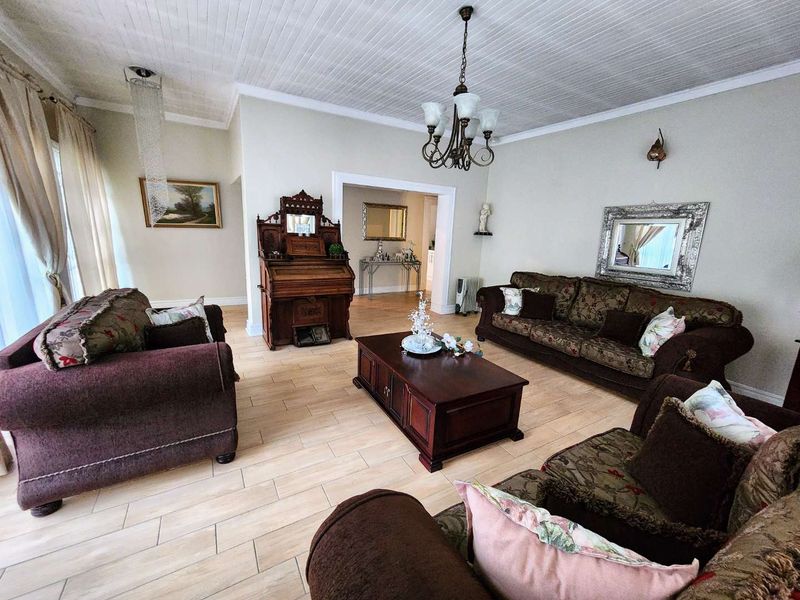 Dual Living at its Finest: Spacious 4-Bedroom Home with a Fully Self-Contained Flat - Photo 2