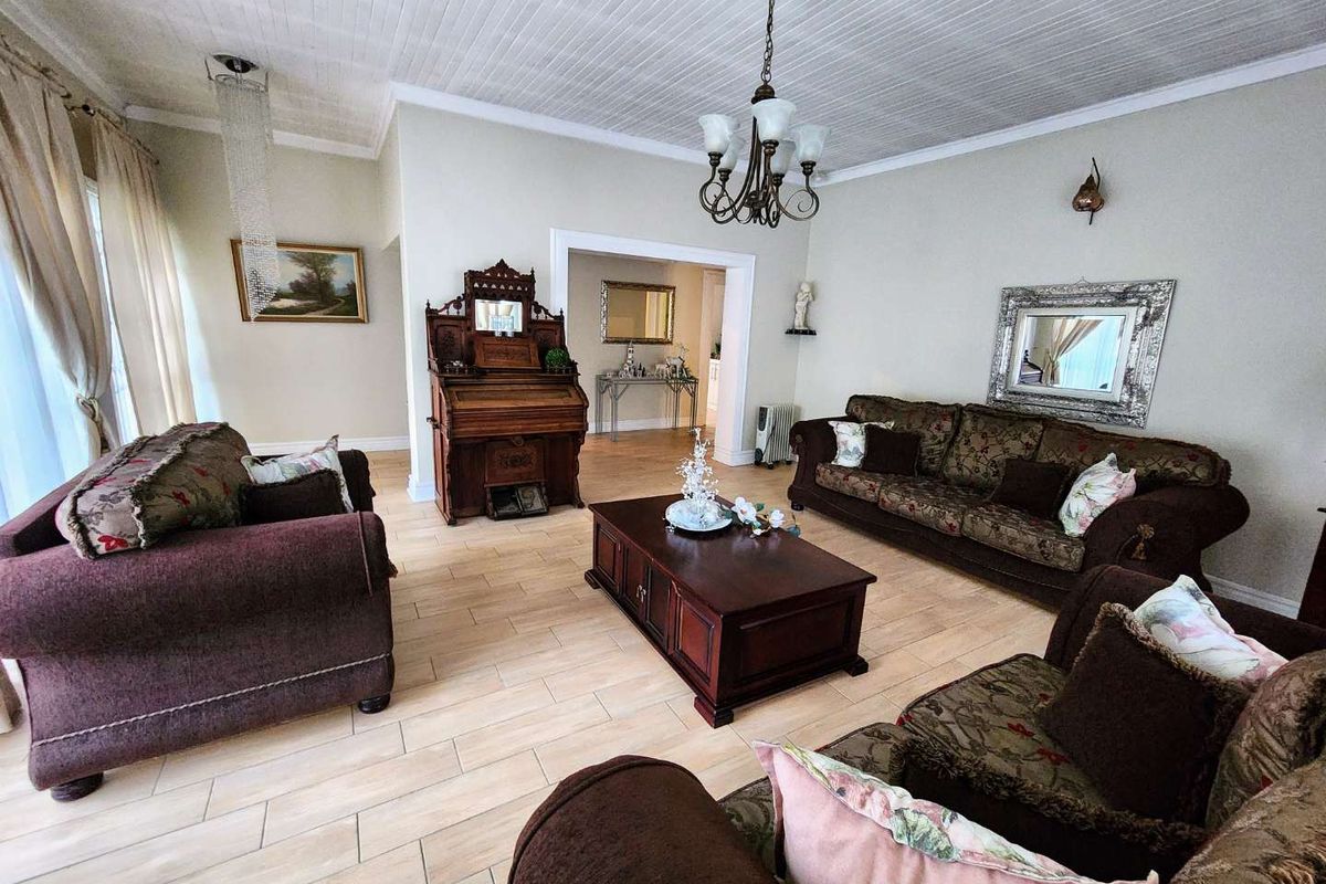 Dual Living at its Finest: Spacious 4-Bedroom Home with a Fully Self-Contained Flat - Photo 2