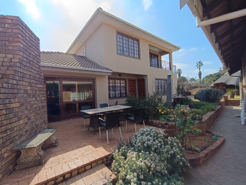 ZWARTKOP - 10 BEDROOM HOUSE - Photo 2