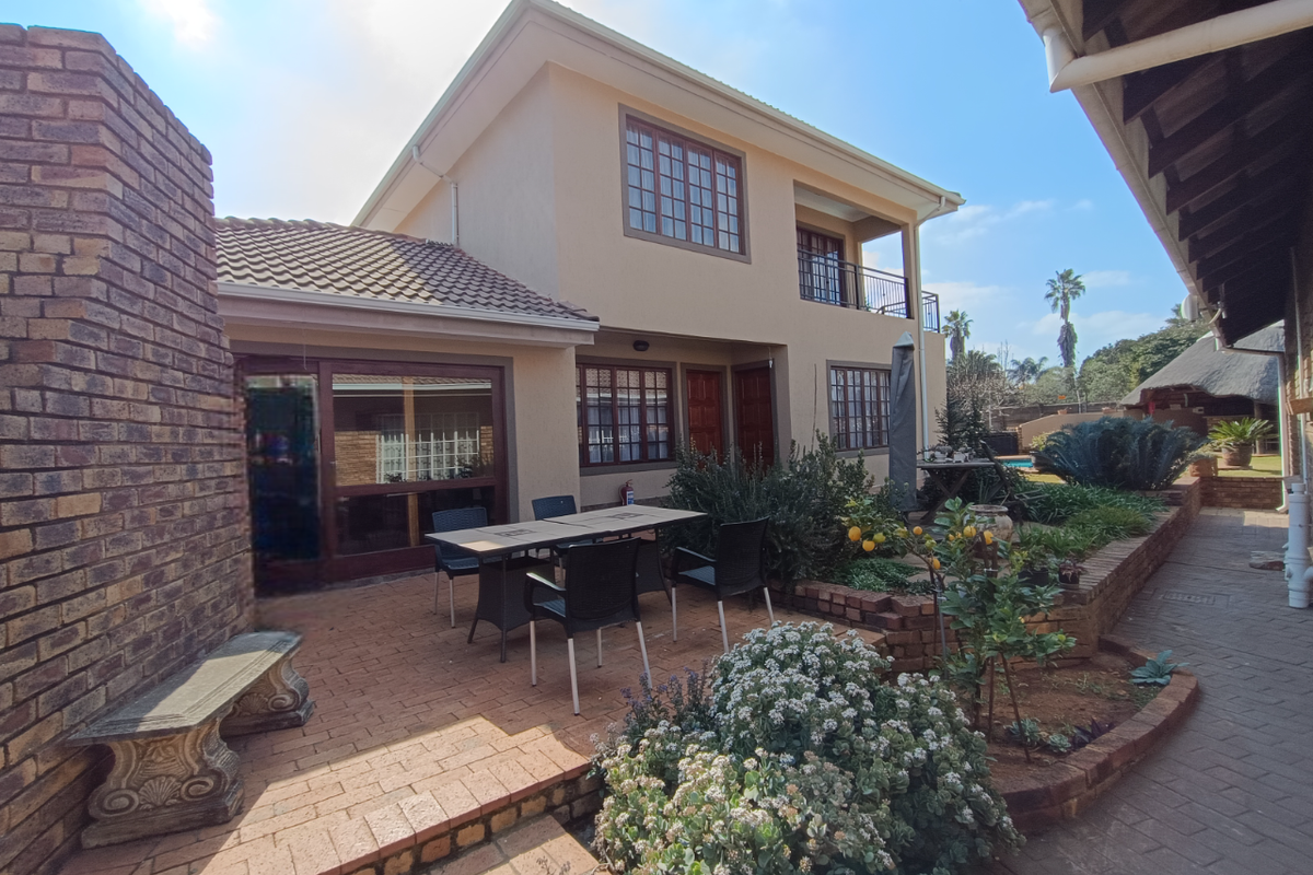 ZWARTKOP - 10 BEDROOM HOUSE - Photo 2