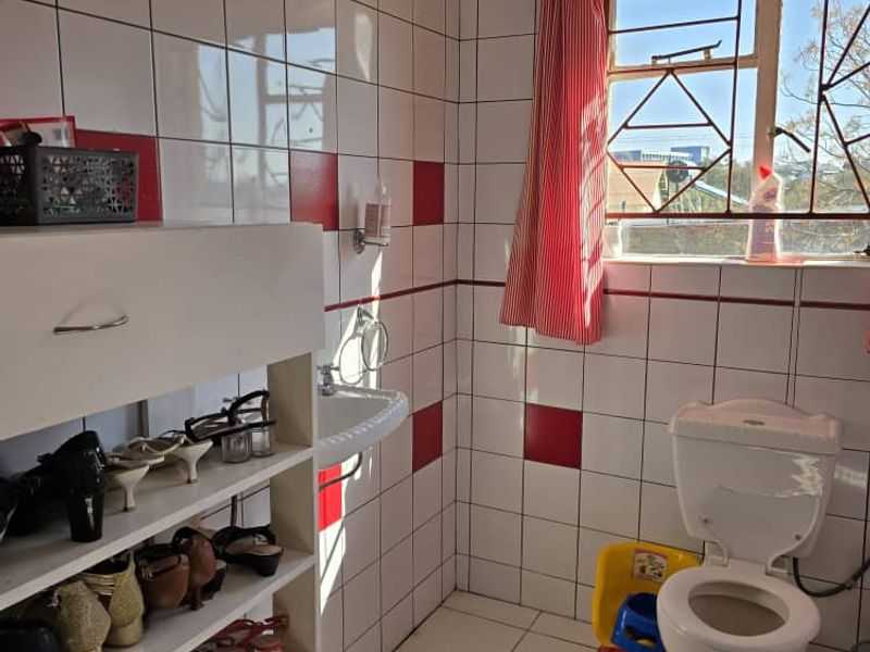 Invest in Versatility: Windhoek North : Home, Office, & Income Space! - Photo 4