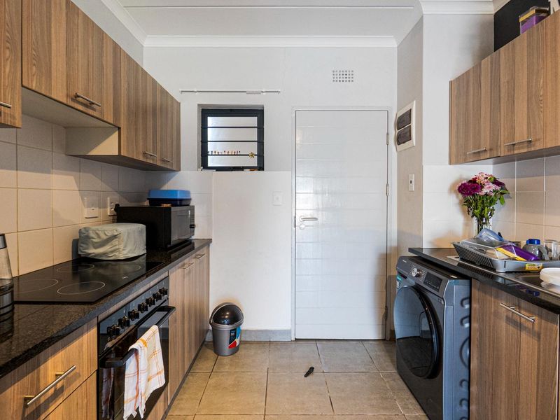 Secure ground floor estate living - Photo 10