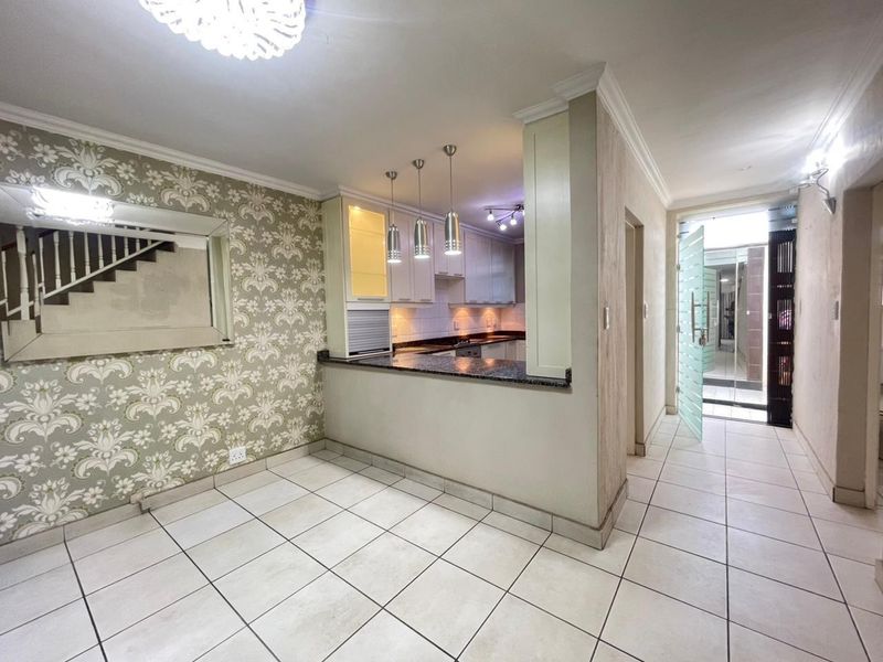 Spacious 3-Bedroom Townhouse in a Well-Maintained Complex with Garden &amp; Study - Photo 1