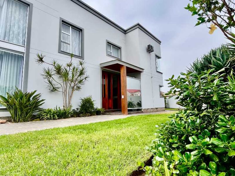 Spacious 5-Bedroom Family Home with En-Suite bathrooms & Exceptional Entertaining Areas - Photo 2