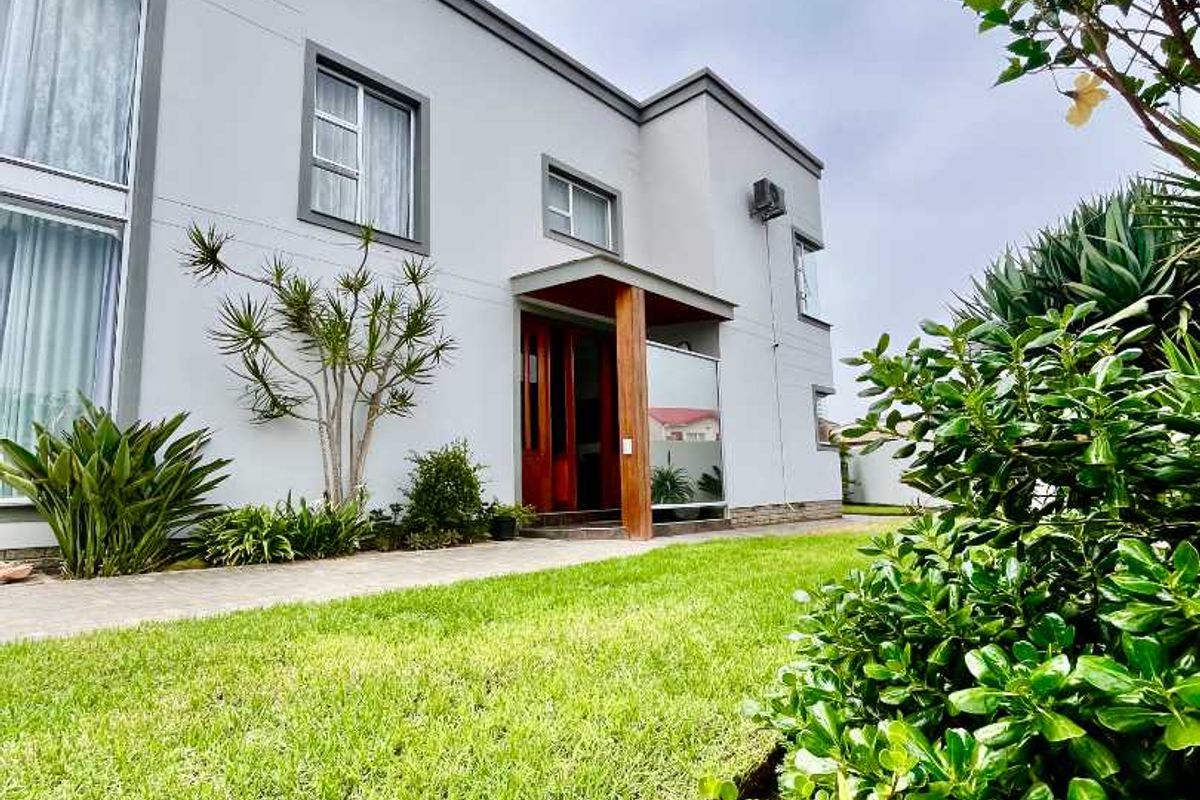 Spacious 5-Bedroom Family Home with En-Suite bathrooms & Exceptional Entertaining Areas - Photo 2