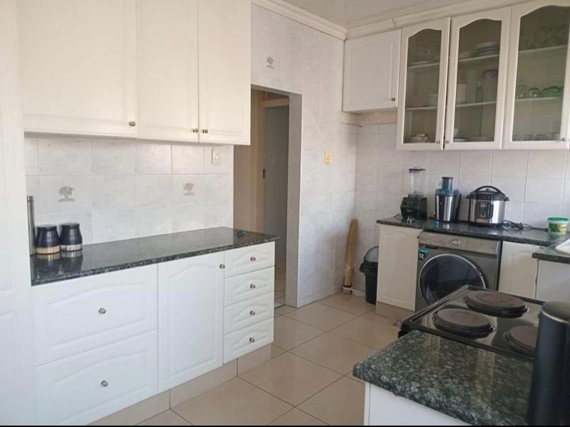 Well kept 4 bedroom house - Photo 2