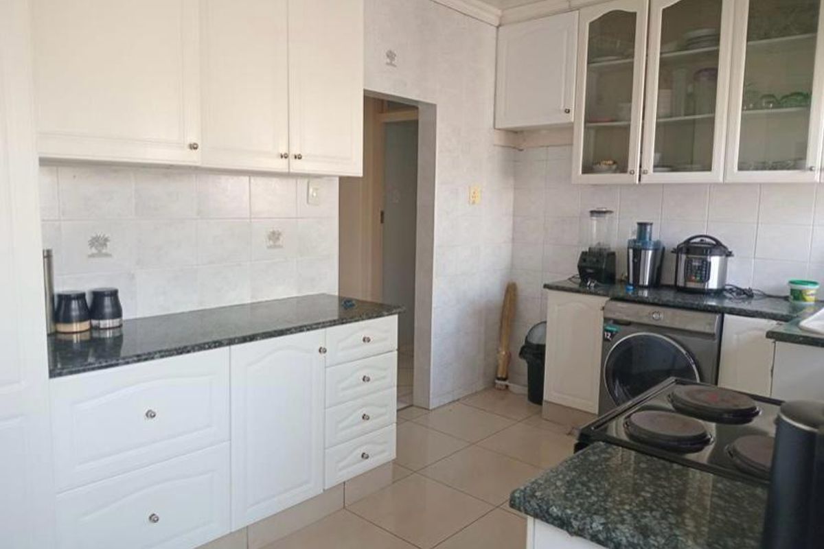 Well kept 4 bedroom house - Photo 2