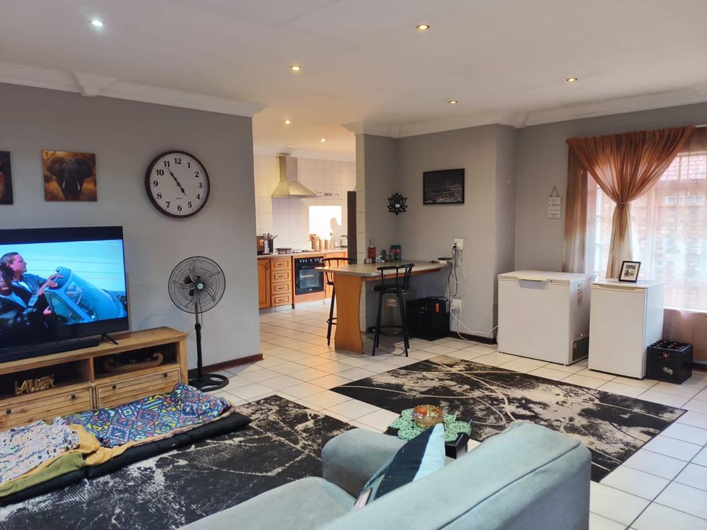 open plan lounge & dining area