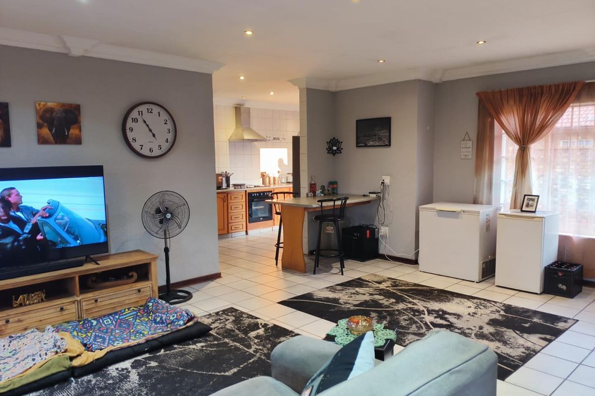 3 bedroom facebrick home with 2 bathrooms in an excellent area! - Photo 3