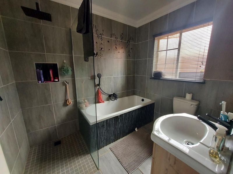 Modern 2-Bedroom Townhouse in Garsfontein – Secure Estate Living - Photo 10