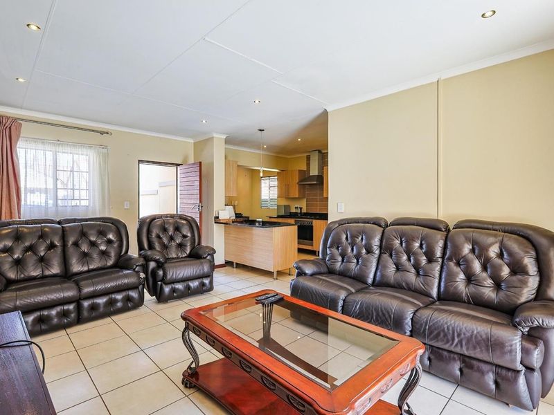 BRIGHT AND SPACIOUS TWO-BEDROOM HOME IN MOOIKLOOF RIDGE ESTATE - Photo 6