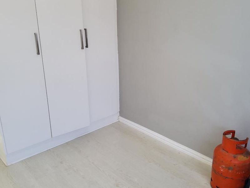 **Modern  3-Bedroom  with BIC, for family or investment for holiday Townhouse in Secure Gonubie Palms Community** - Photo 7