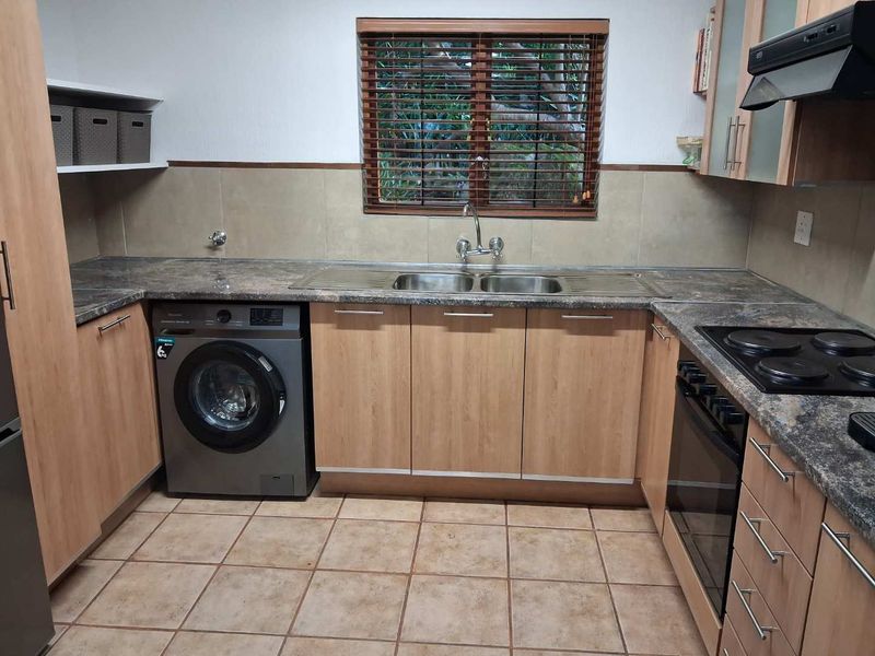 Spacious three bedroom for sale in Hillside Manor - Photo 3
