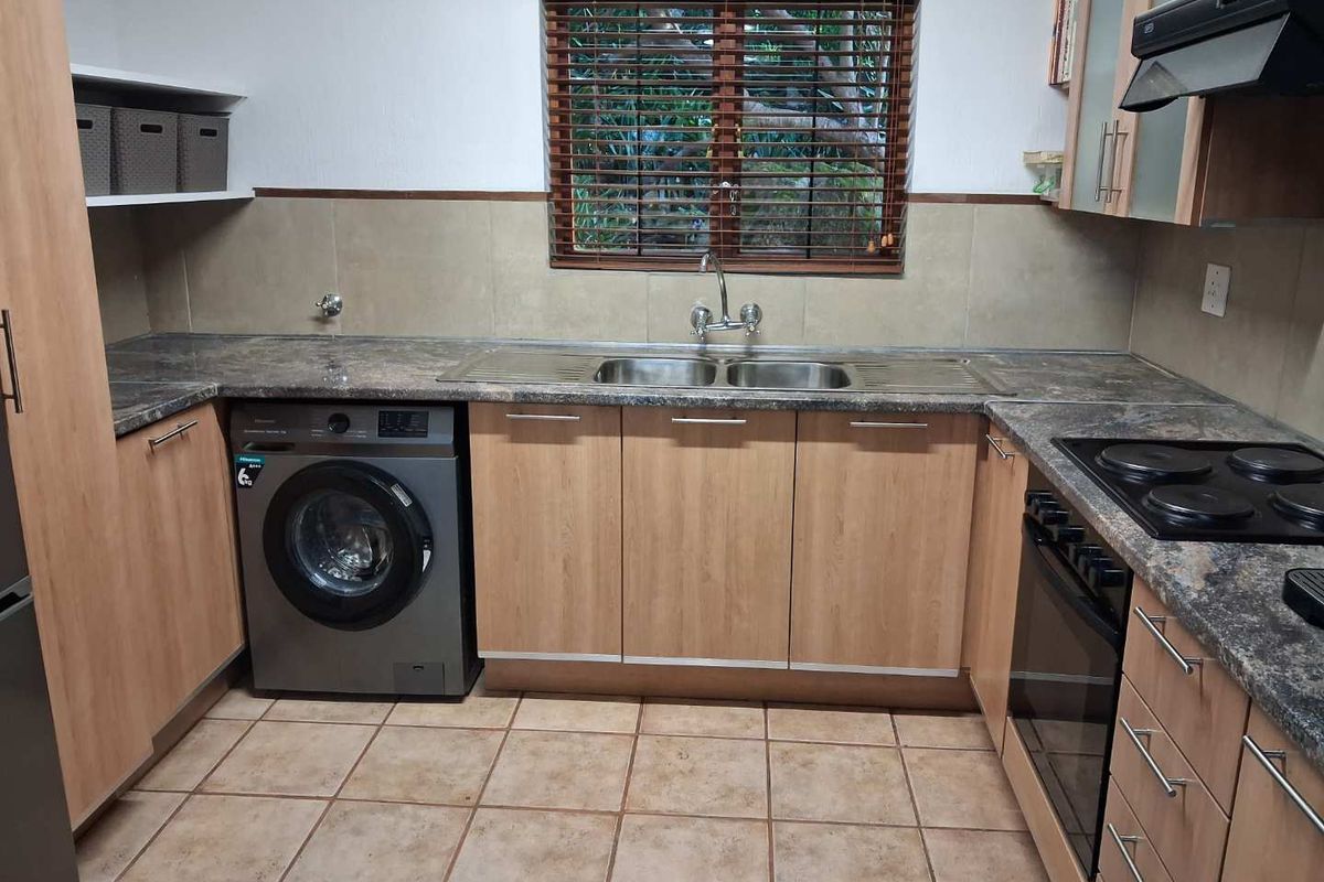 Spacious three bedroom for sale in Hillside Manor - Photo 3
