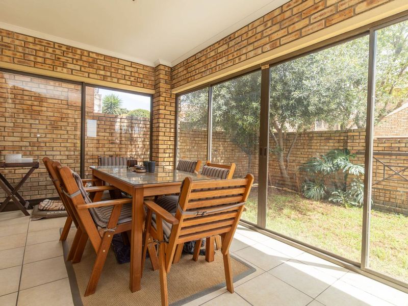 Spacious 3-Bedroom Home in Prime Honeydew Manor Location - Photo 9