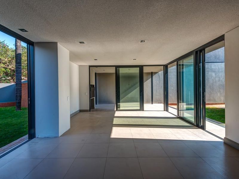 Comtemporary Living in Prestigious Waterkloof Ridge! - Photo 6