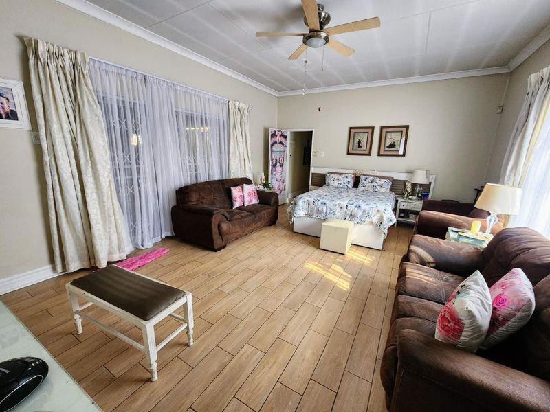 Dual Living at its Finest: Spacious 4-Bedroom Home with a Fully Self-Contained Flat - Photo 9