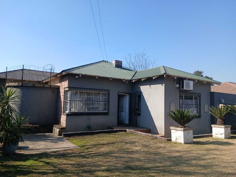 Family Home with three Cottages for Sale - Photo 1