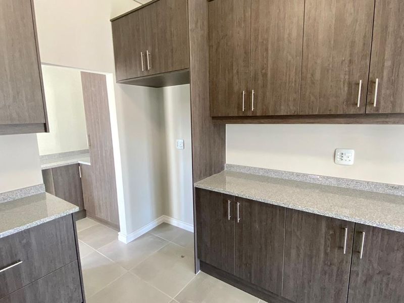 Spacious three bedroom house with double garage - Photo 8