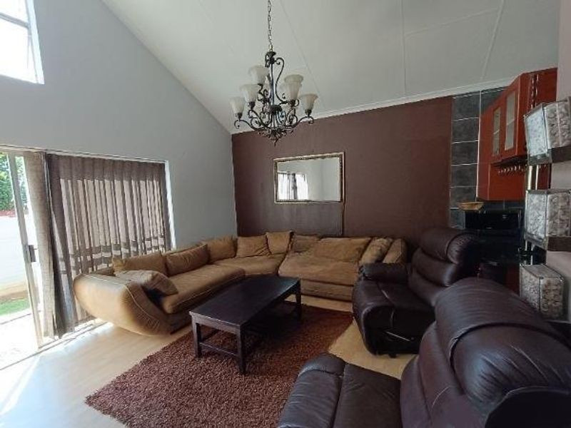HEUWELSIG SECURITY ESTATE - 3 BED - 2 BATH & A STUDY - Photo 2