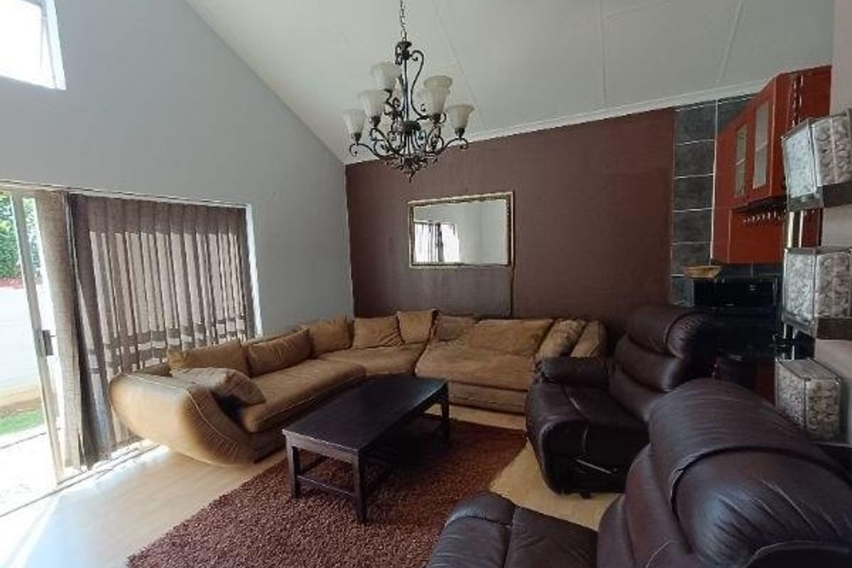 HEUWELSIG SECURITY ESTATE - 3 BED - 2 BATH & A STUDY - Photo 2
