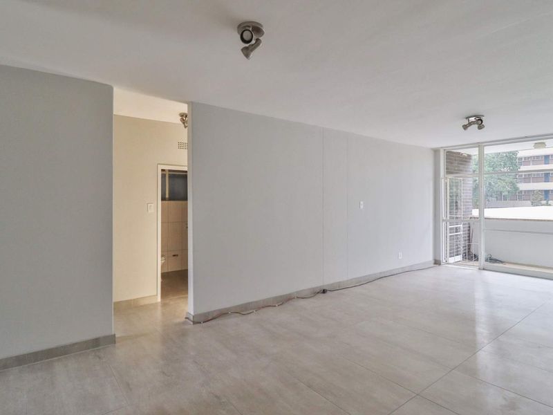 Spacious 2 Bed 2 Bath Apartment in Roodepoort - Photo 8