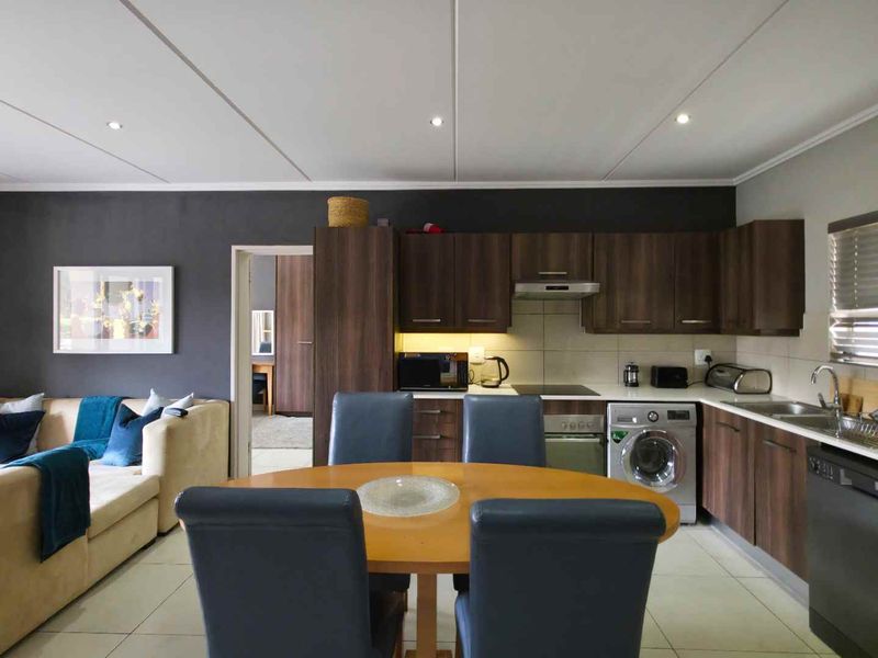 Stylish, Location Perfect, Executive 2 Bedroom Furnished Sandton Apartment - Photo 5