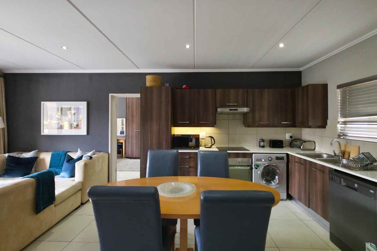 Stylish, Location Perfect, Executive 2 Bedroom Furnished Sandton Apartment - Photo 5