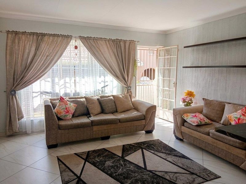 Lovely 2 bedroom townhouse for sale in Norkem Park - Photo 6