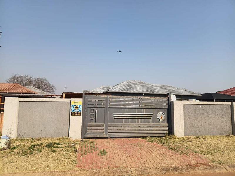 Spacious 3-Bedroom, 2-Bathroom Family Home in a Prime Pretoria Location - Photo 2
