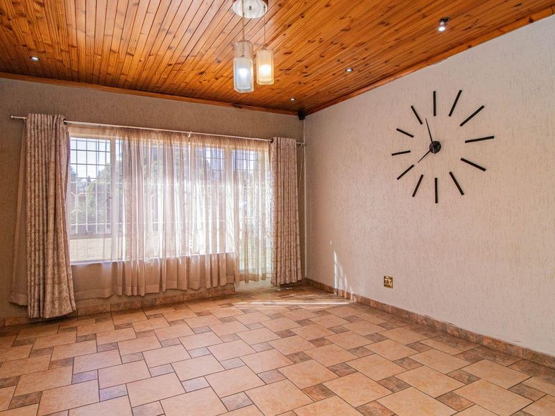 Immaculate 3 Bedroom facebrick home in Rynsoord - Photo 5