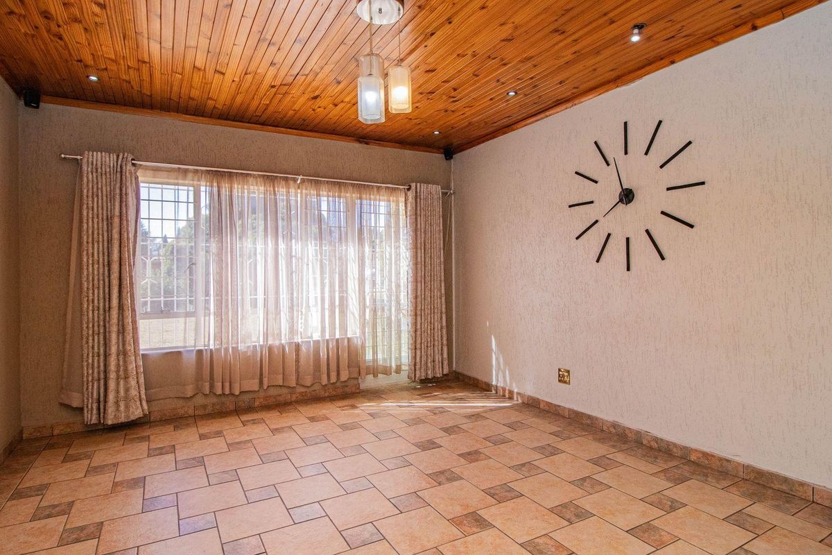 Immaculate 3 Bedroom facebrick home in Rynsoord - Photo 5