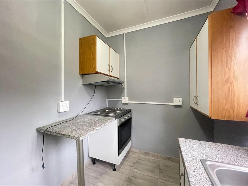 Modern Bachelor Flatlet with Separate Kitchen &amp; Parking – All Inclusive in Reservoir Hills - Photo 3