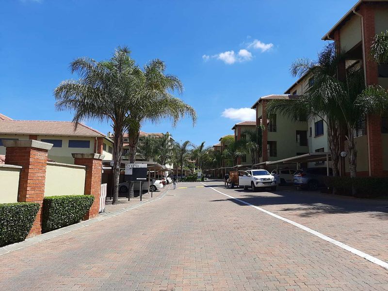 Spacious Loft Apartment with Spectacular Views in The Kanyin Estate - Photo 2