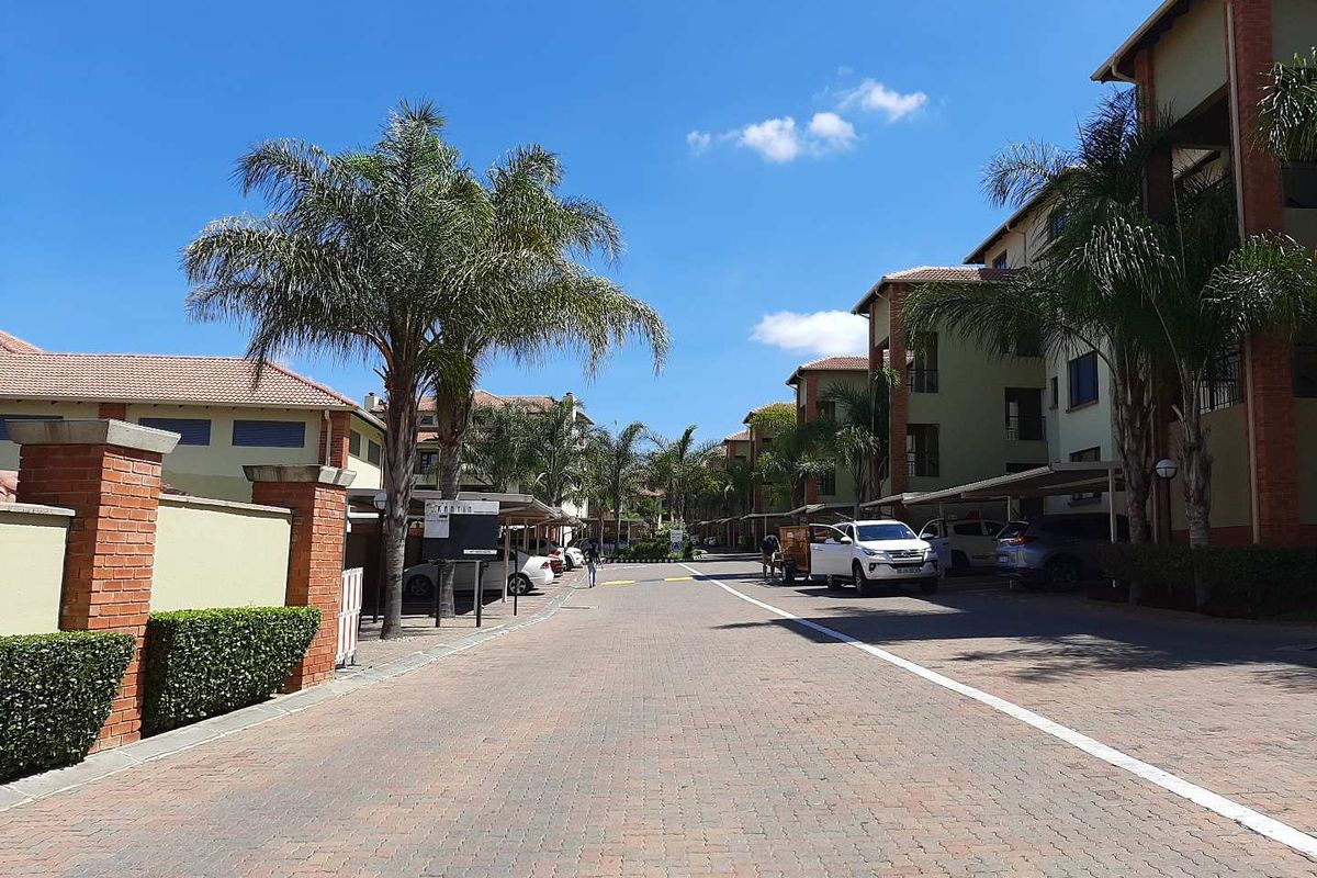 Spacious Loft Apartment with Spectacular Views in The Kanyin Estate - Photo 2