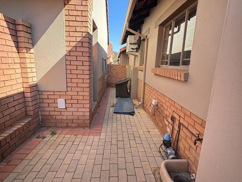 2 BEDROOM TOWNHOUSE IN MOOIKLOOF RIDGE ESTATE FOR SALE - Photo 3