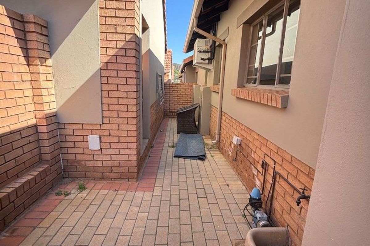 2 BEDROOM TOWNHOUSE IN MOOIKLOOF RIDGE ESTATE FOR SALE - Photo 3