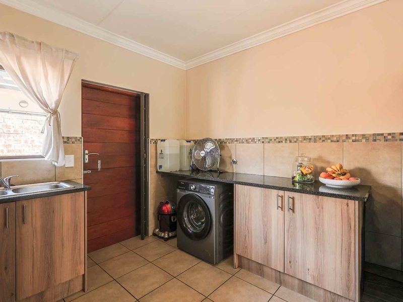 Meticulously Neat Maintained Townhouse - Photo 9