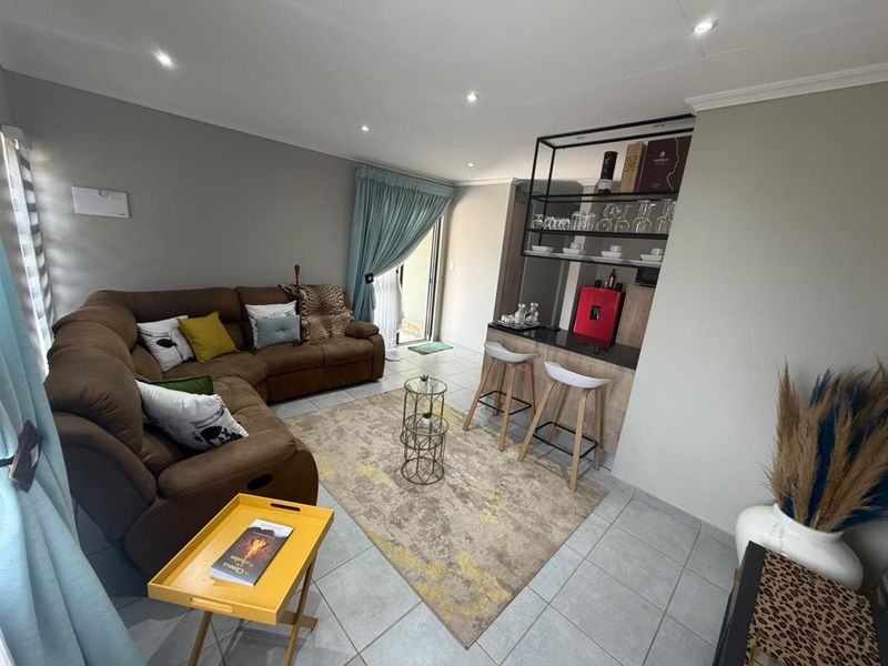 A modern 3 Bedroom house for sale in Lotus Garden. - Photo 7