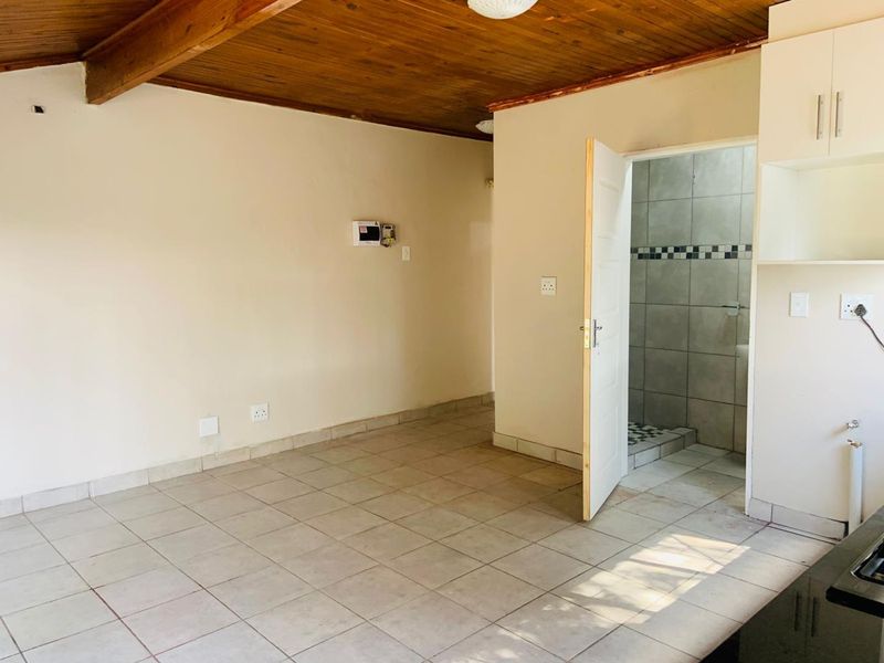 Newly Renovated Garden Cottage - Photo 4