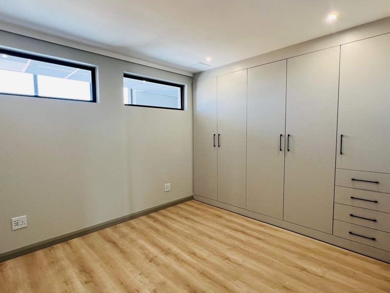 Ascend to Midstream - 3 Bedroom Luxury Apartment Available Immediately - Photo 9