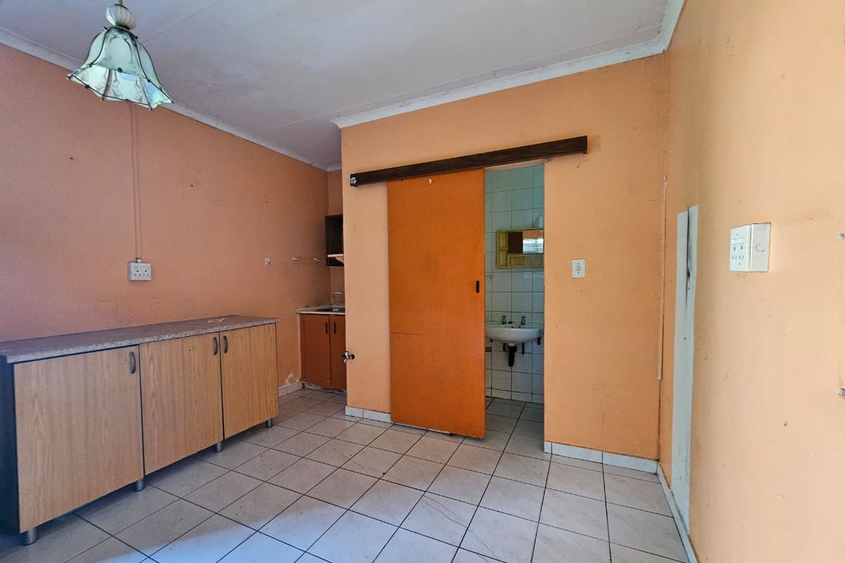 Bargain Fixer-Upper with Bonus Bachelor Flat – A Golden Opportunity! - Photo 5