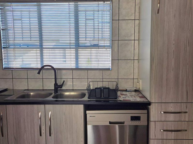 3 Bedroom Simplex for Sale in Verwoerdpark! - Photo 4