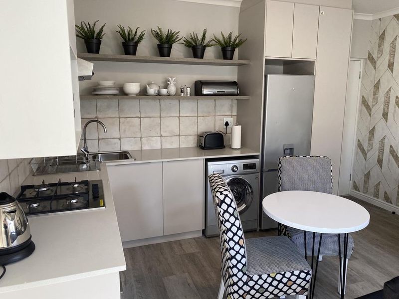 Coastal Chic Garden Apartment – 1 Road from the Beach - Photo 9