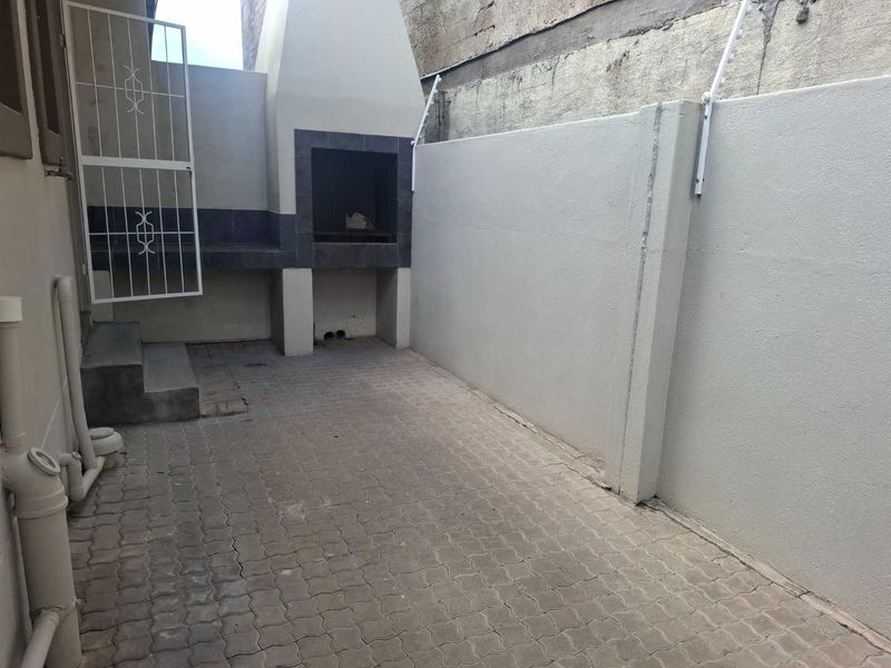 Excellent investment or first home - Photo 4