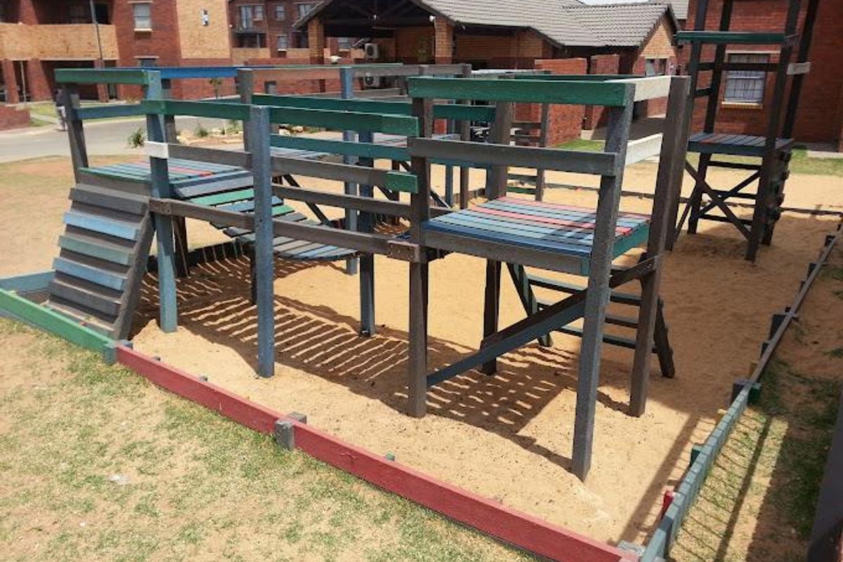 2 Bedroom Upstairs Unit - Photo 2