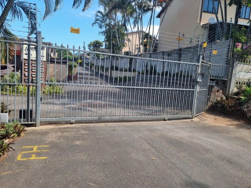 Modern 3 Bedroom Duplex in Secure Gated Complex | Pet-Friendly Living - Photo 10