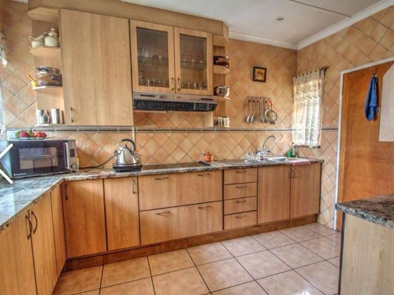 Large family home for sale in enclosed area in Edleen - Photo 5