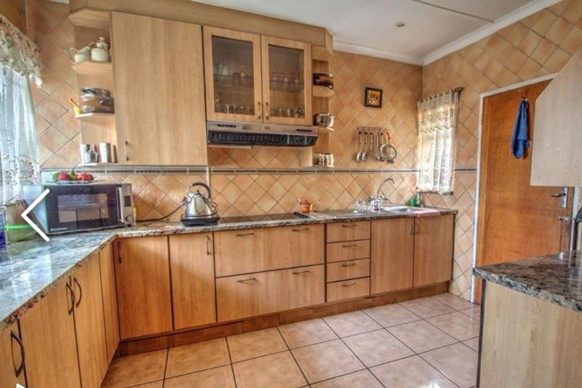 Large family home for sale in enclosed area in Edleen - Photo 5